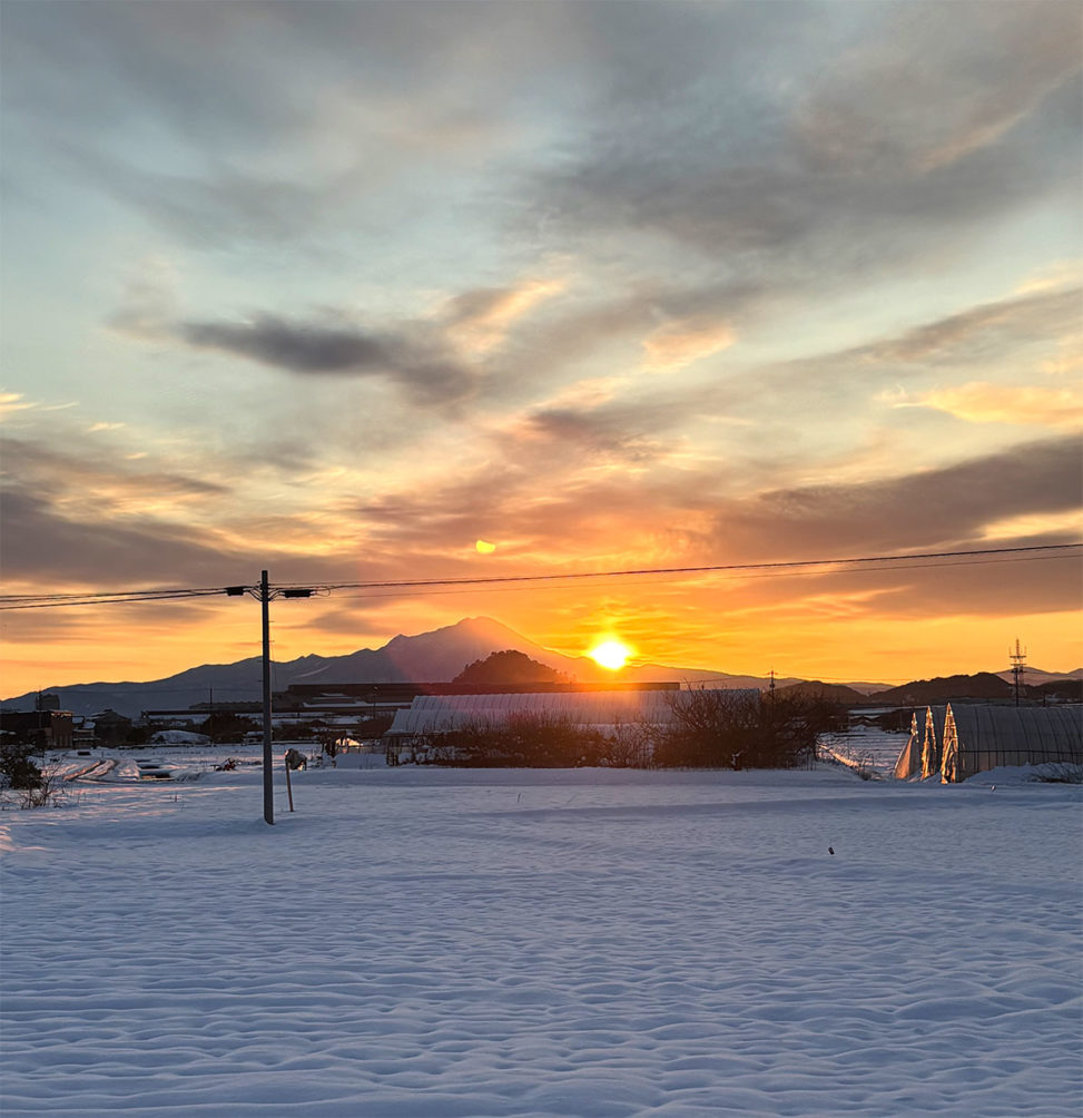 大山から昇る朝日