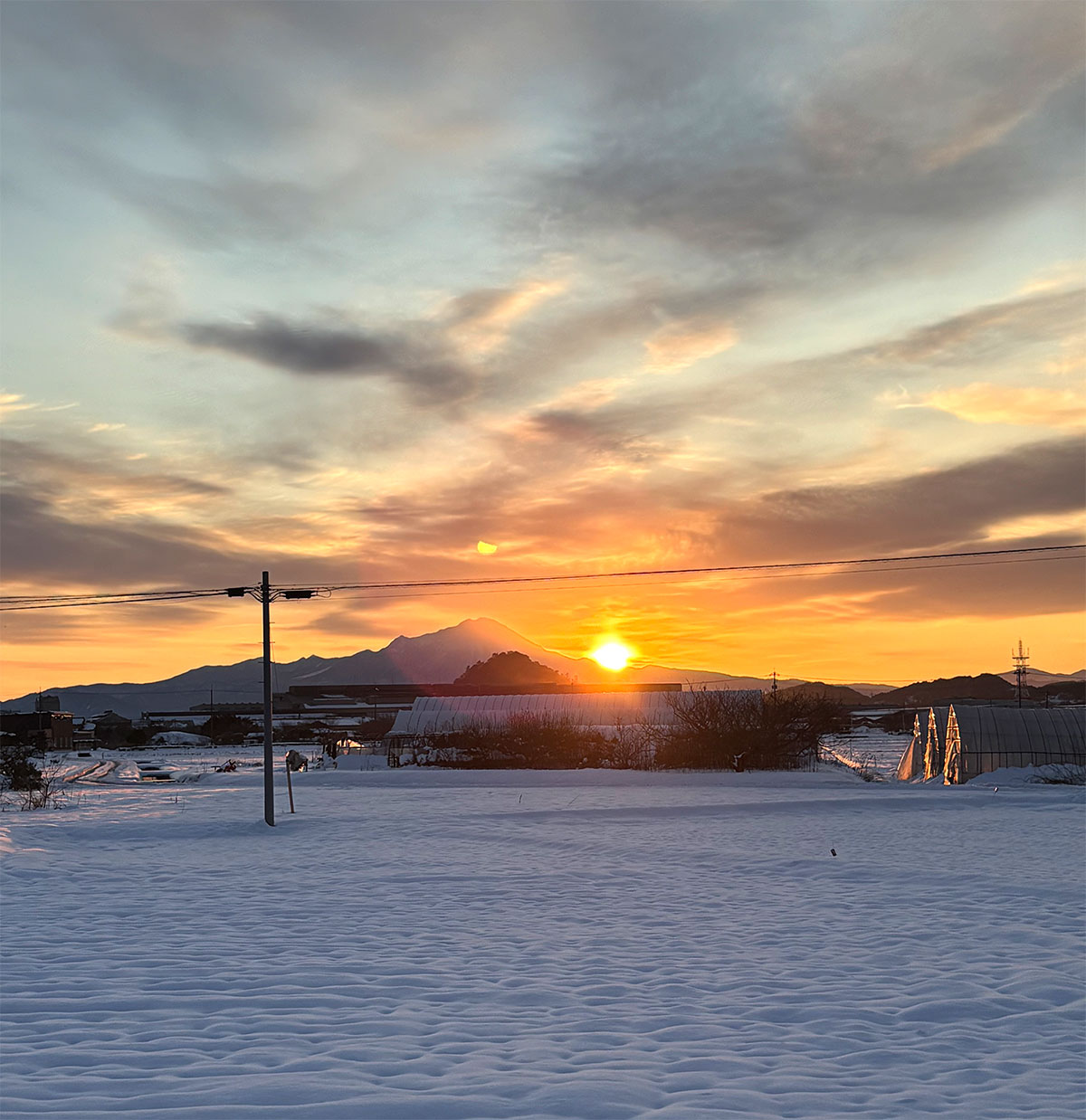 大山から昇る朝日