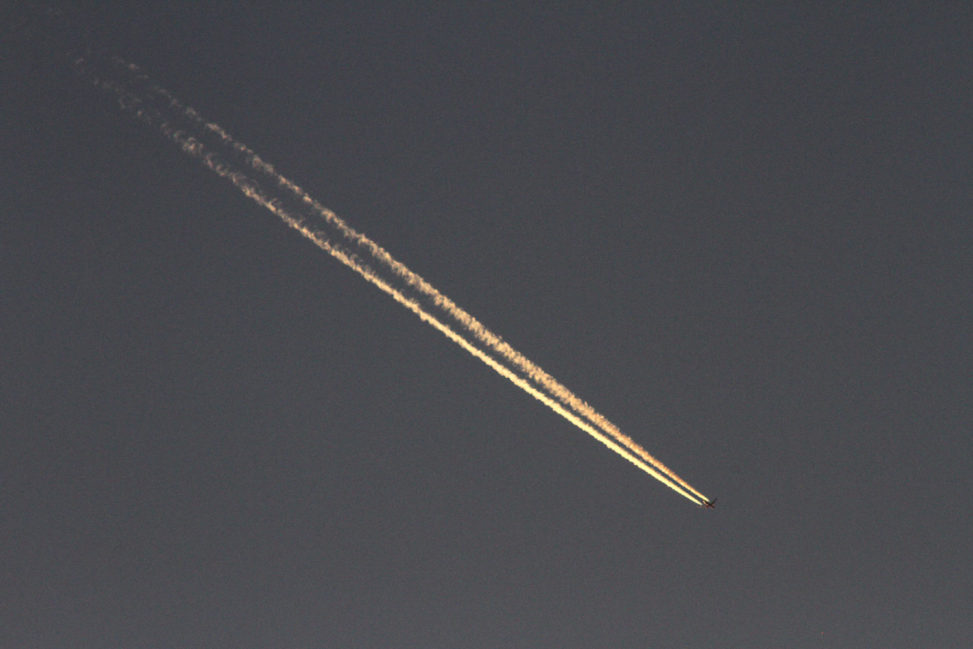 夕焼けに染まった飛行機雲