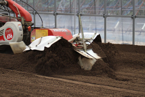 いちご畝立て機